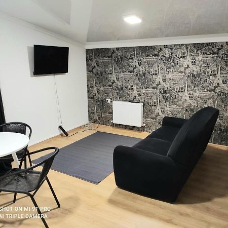 Studio In The Center City คีชีเนา ภายนอก รูปภาพ